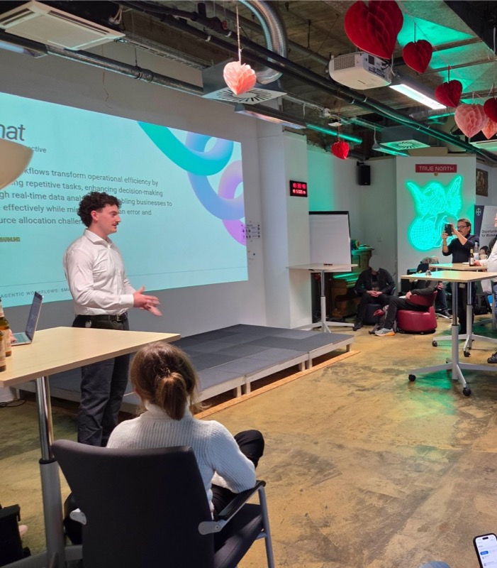 Workshop-Gruppe bei Hello Workflow: gemeinsames Arbeiten an KI-Workflows